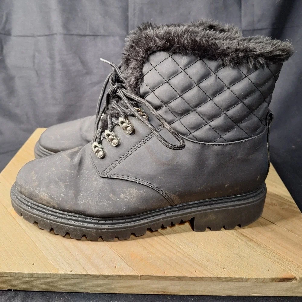 Khombu Black Quilted Faux Fur Lined Lace Up Winter Boots Lug Sole Womens size 10